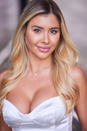 Briana Rowe - Gallery Image 1